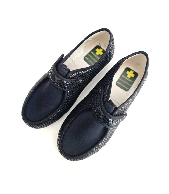 zapatillas de casa de lycra con cierre de velcro de color beige de horma ancha fabricada por el Doctor Cutillas negras