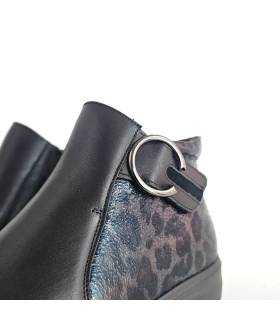 Detalle hebilla botines Treintas mujer animal print