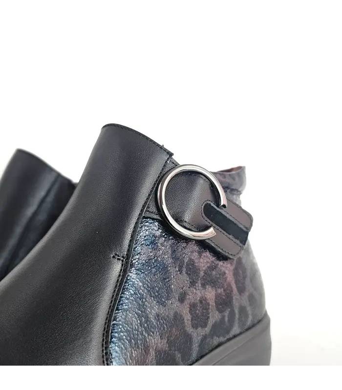 Detalle hebilla botines Treintas mujer animal print