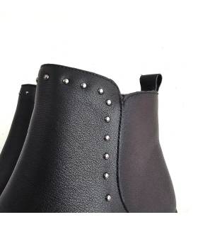 Detalle tachuelas botines mujer Happy Monk