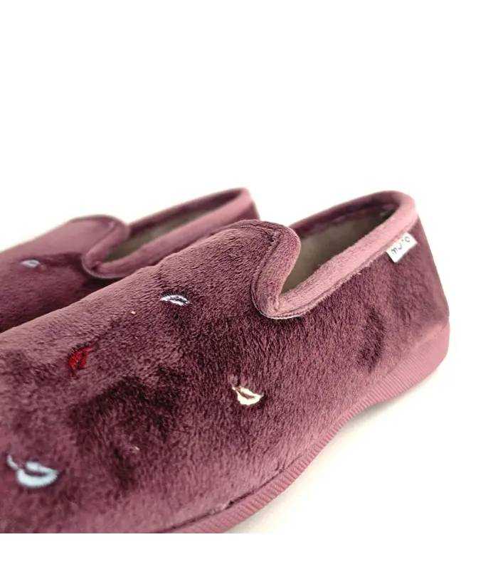 Detalle hojas bordadas zapatillas Garrido Muro malva