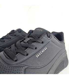 Detalle Skechers mujer negras con cordones
