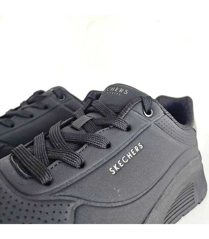 Detalle Skechers mujer negras con cordones