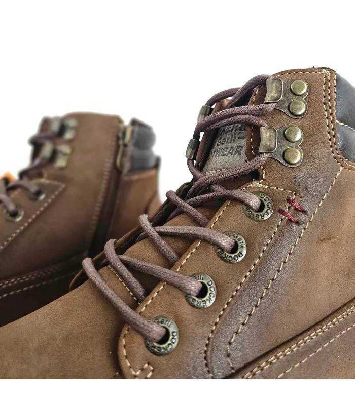 Detalle botas Dockers hombre marrones con cordones metálicos