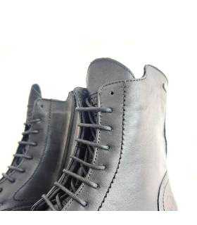 Detalle cordones botas mujer piel negra