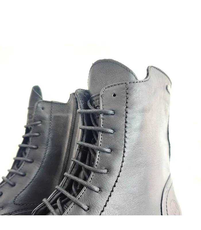 Detalle cordones botas mujer piel negra