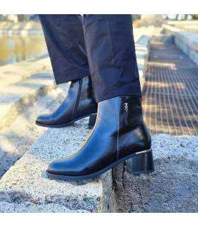 Botines Treinta’s mujer negros de piel con tacón medio puestos