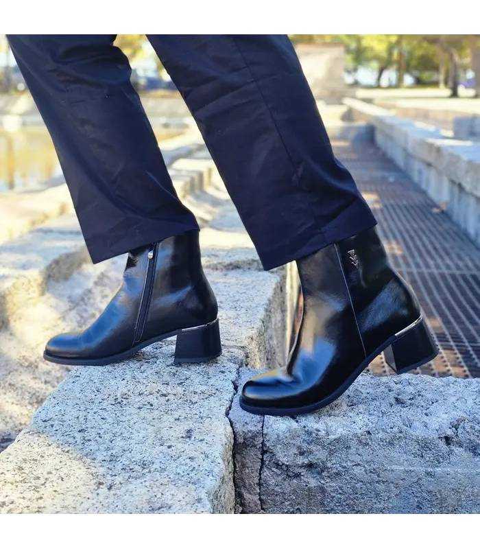 Botines Treintas mujer negros  puestps cpon pantalon negro