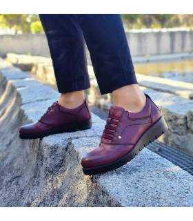 Zapatos burdeos mujer cómodos, puesrtos con pantalon negro