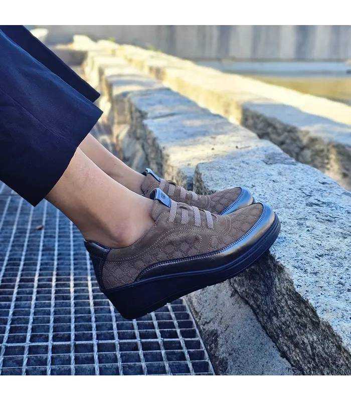 Zapatos Laura Azaña mujer cuña marrón suave puestos
