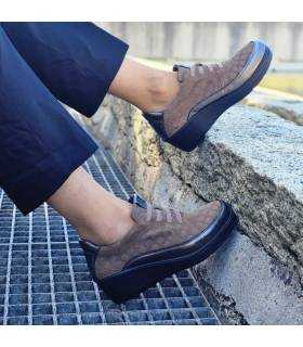 zapatos invierno mujer cómodos cuña ligera puestos con pantalon negro