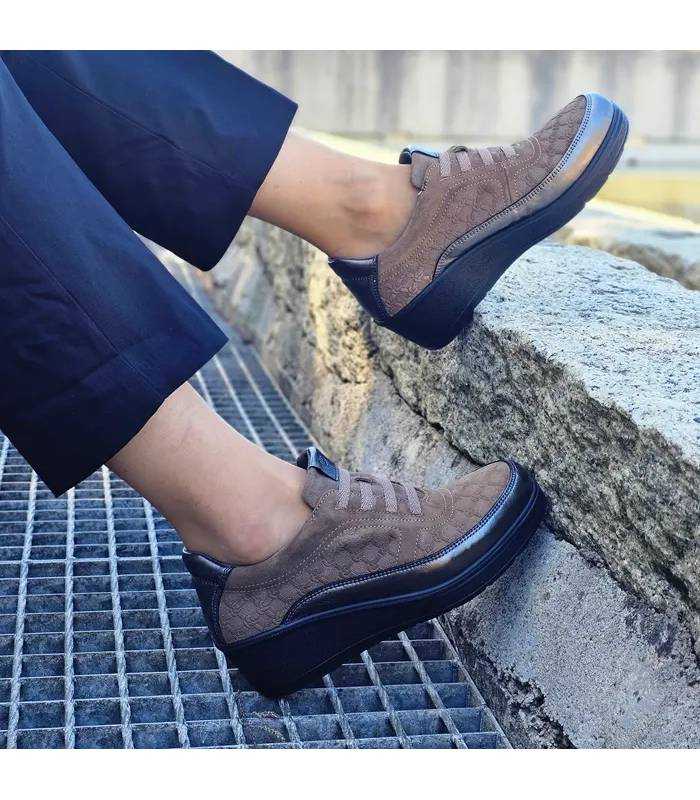 zapatos invierno mujer cómodos cuña ligera puestos con pantalon negro