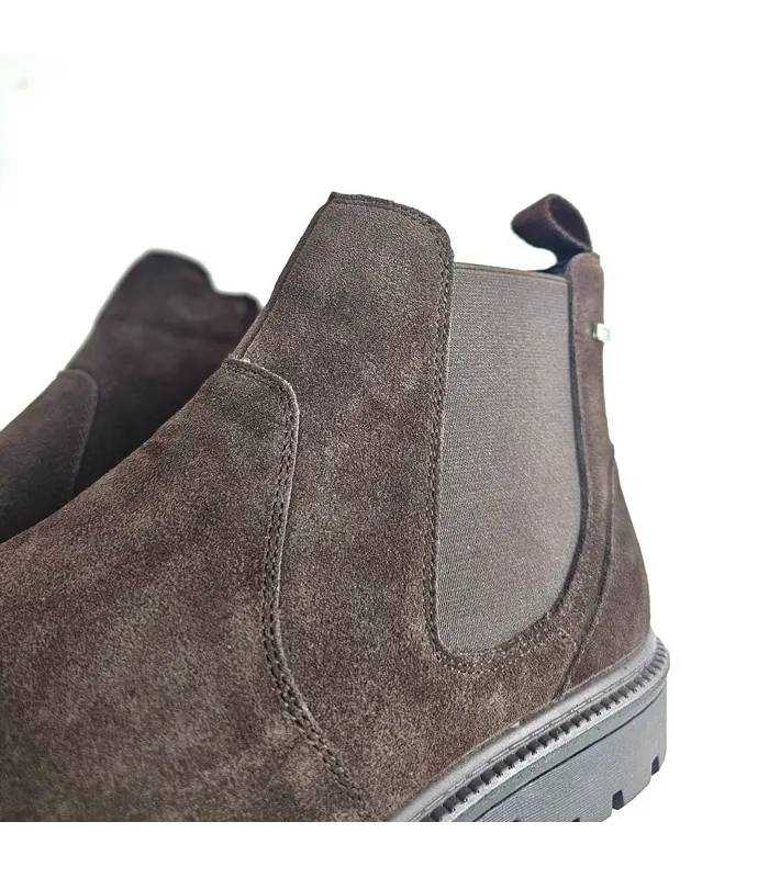 Detalle piel nobuk marrón y goma lateral botín hombre G Comfort