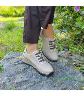Zapatos mujer sin cordones beige puestos con pantalon marron