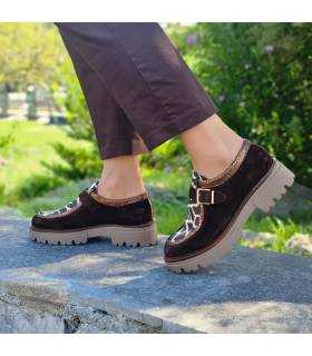 Zapatos Nival Tarifa mujer marrón suela gruesa puestos con pantalon negro