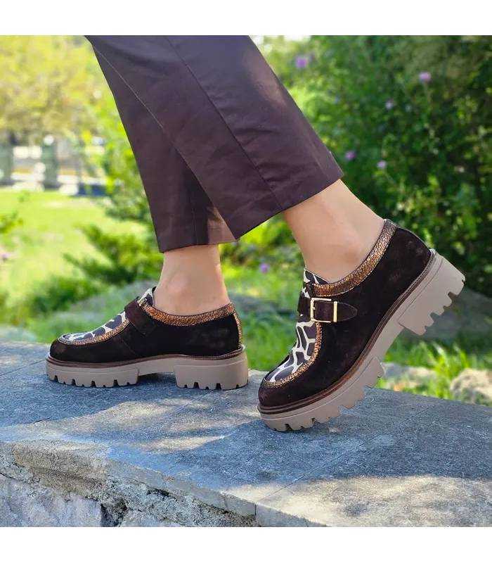 Zapatos Nival Tarifa mujer marrón suela gruesa puestos con pantalon negro