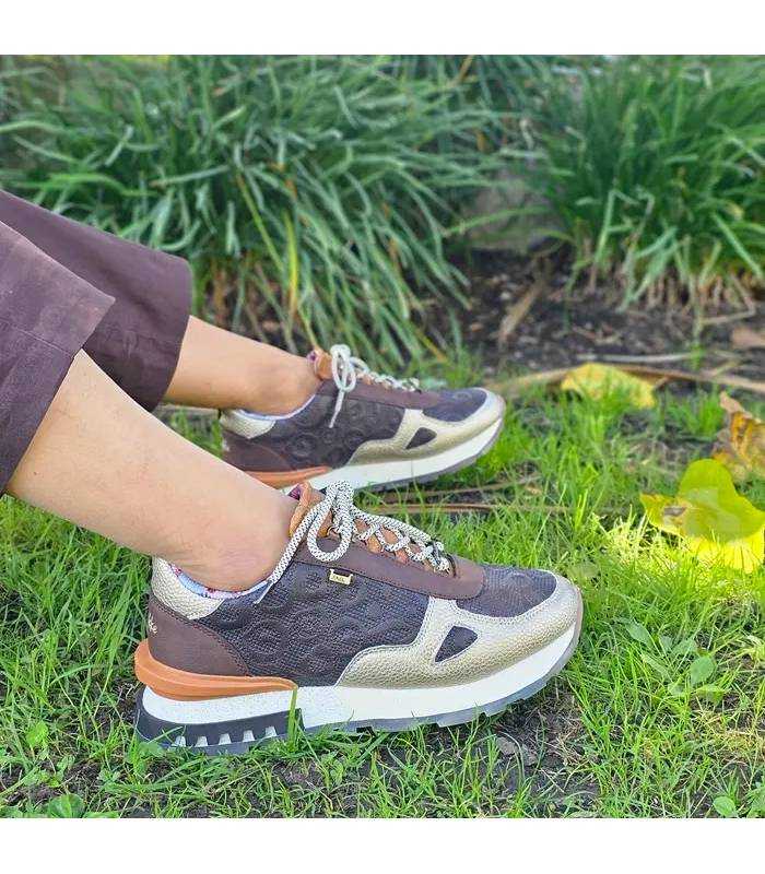 Zapatillas Anekke Lisboa mujer marrones puestas