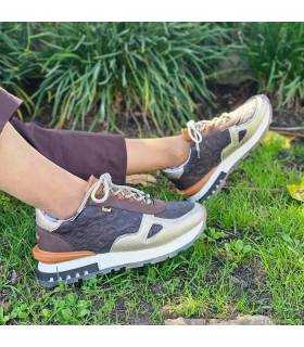 Zapatillas Anekke mujer marrones Lisboa con detalles metalizados puestas con pantalon marron