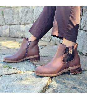 Botines mujer tacón medio piel marrón puestos con pantalon marron