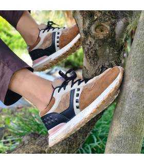 Zapatillas Xti mujer invierno casual marrónes puestas con pantalon marron