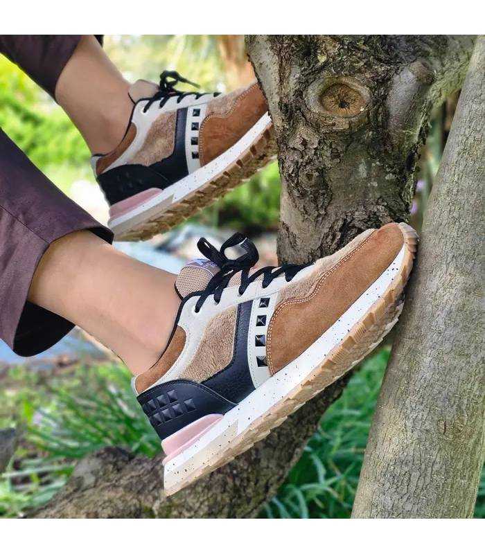 Zapatillas Xti mujer invierno casual marrónes puestas con pantalon marron