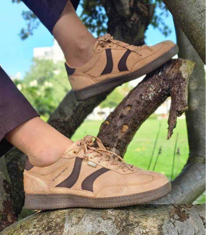 Zapatillas urbanas mujer beige Xti diseño retro puestas