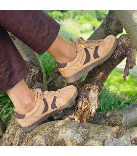 Zapatillas Xti mujer beige estilo retro nueva temporada puestas con pantalon marron