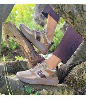zapatos Mysoft mujer metalizados, puestos con pantalon marron