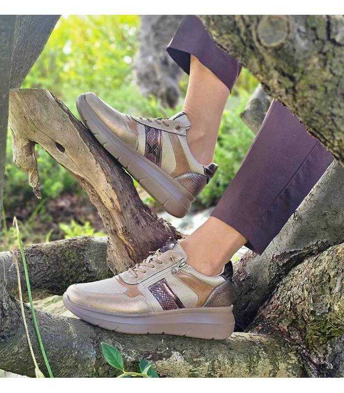 zapatos Mysoft mujer metalizados, puestos con pantalon marron
