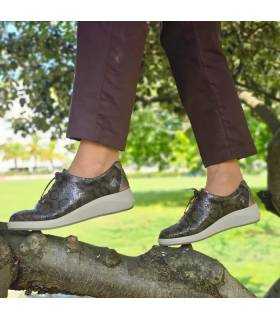 Zapatos Suave by Leyland mujer piel serpiente marrón puestos con pantalon marron
