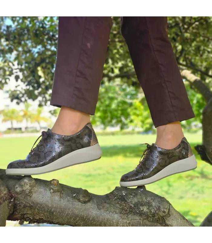 Zapatos Suave by Leyland mujer piel serpiente marrón puestos con pantalon marron