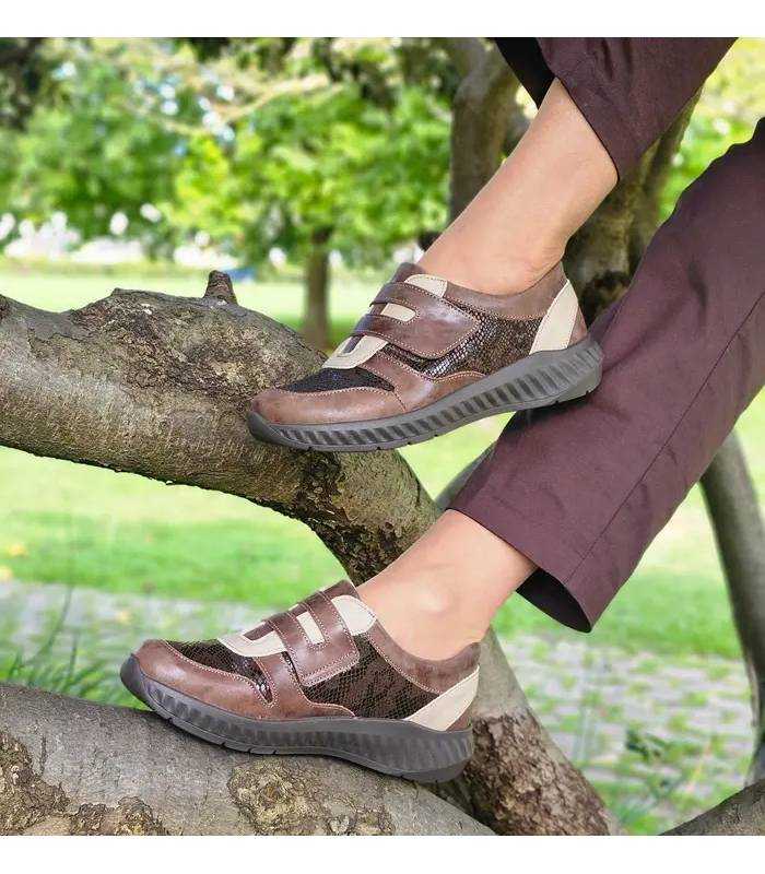 Zapatos mujer cómodos piel Suave puestos con pantalones marrones