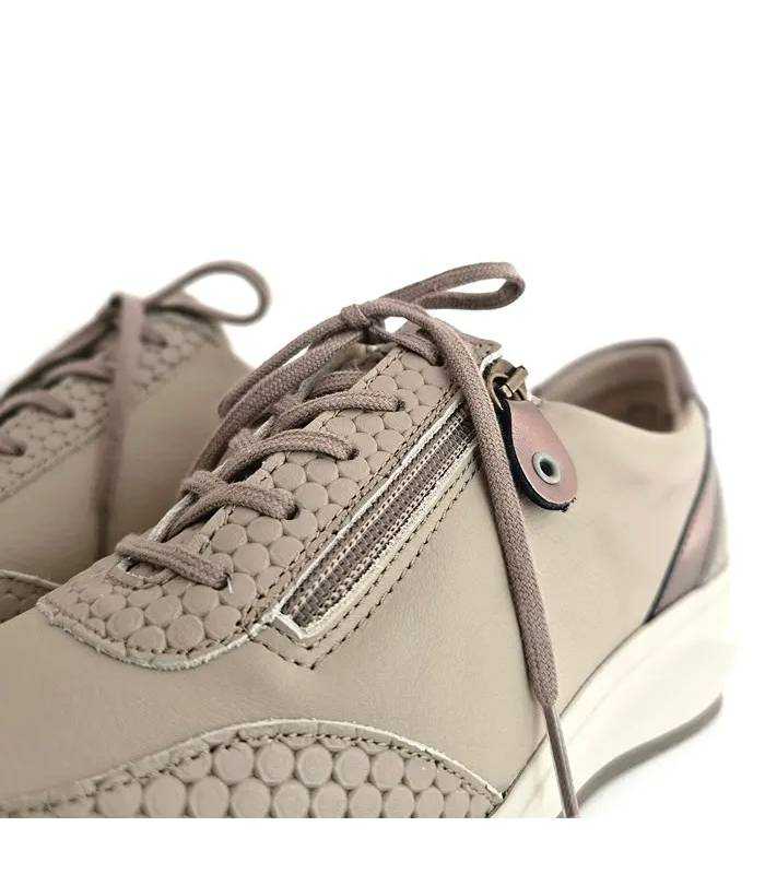 Detalle cordones y cremallera zapatos Suave Marie beige