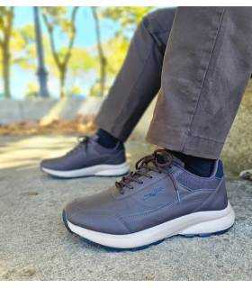 Zapatillas casual hombre invierno J’hayber Tariq marrónes puestas