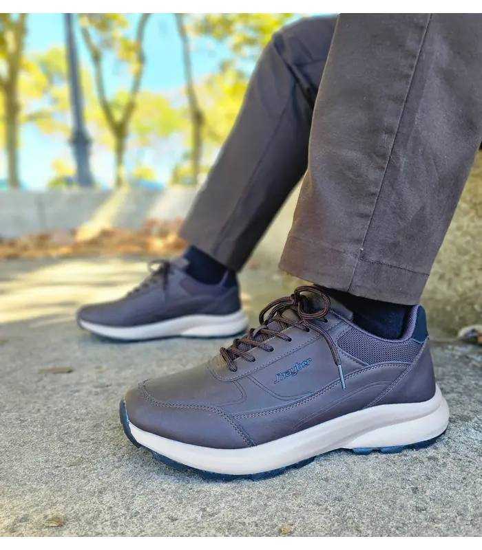 Zapatillas casual hombre invierno J’hayber Tariq marrónes puestas