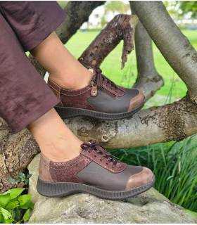 Zapatos Suave by Leyland Joe mujer marrones puestos con pantalones marrones