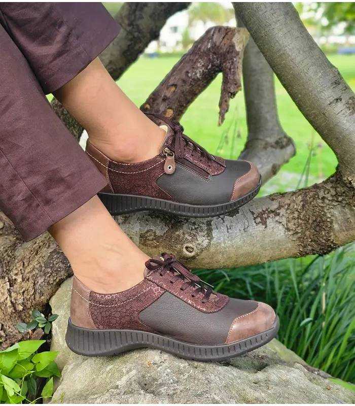 Zapatos Suave by Leyland Joe mujer marrones puestos con pantalones marrones