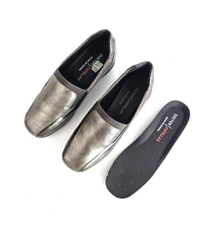 Plantilla extraíble Doctor Cutillas mujer junto a zapatosa beige