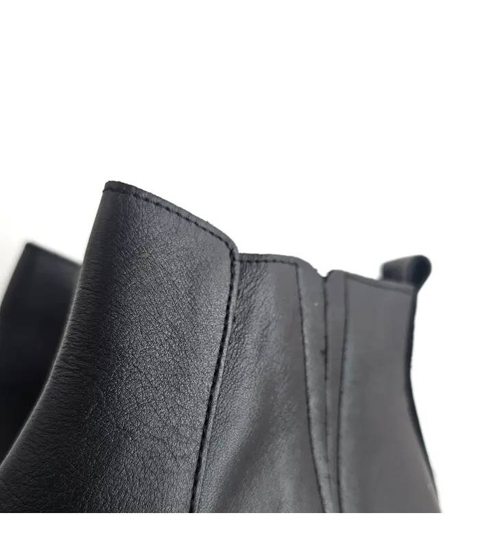 Detalle botines Valerias mujer piel negra