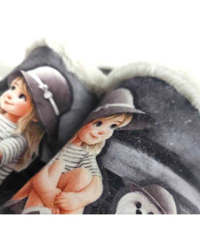 Detalle del dibujo en zapatillas de casa mujer Gema García color gris