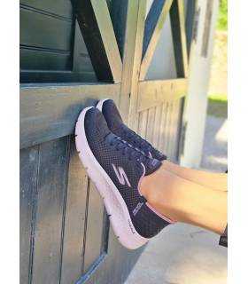 Zapatillas Skechers Slip-ins mujer negras GO WALK Flex Grand Entry puestas con pantalon negro