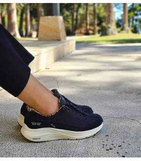 Skechers Contour Foam mujer negras slip-ins puestas con pantalon negro