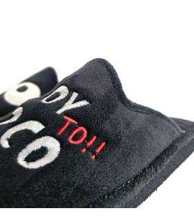 Detalle bordado Voy Loco zapatillas Cabrera hombre