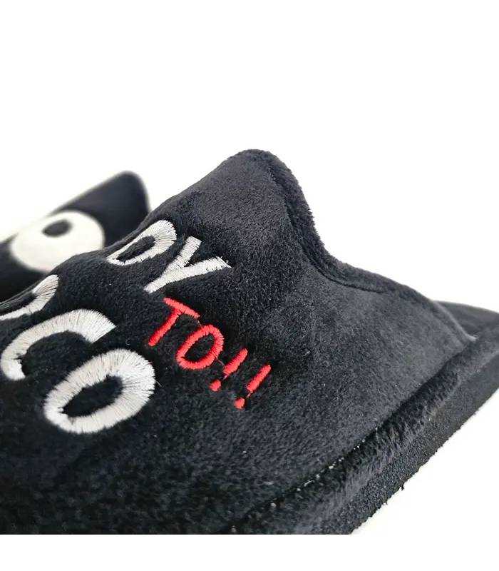 Detalle bordado Voy Loco zapatillas Cabrera hombre