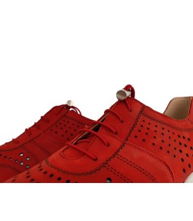 Zapato deportivo, sneaker de mujer con cuña de piel en color rojo fabricado en España por Dlalba con cordones y plantilla de gel