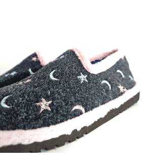 Detalle zapatillas casa mujer ligeras Pelusín estrellas y lunas