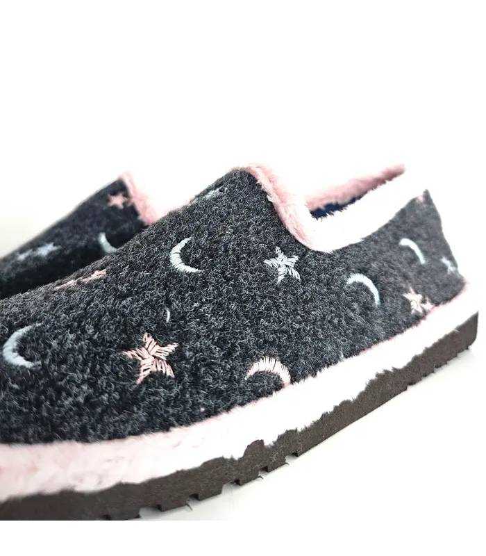Detalle zapatillas casa mujer ligeras Pelusín estrellas y lunas