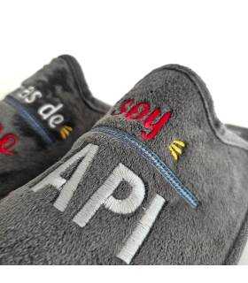 Detalle bordado soy papi zapatillas Cabrera hombre