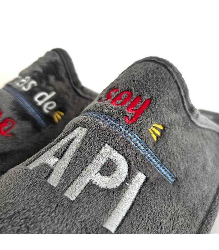 Detalle bordado soy papi zapatillas Cabrera hombre