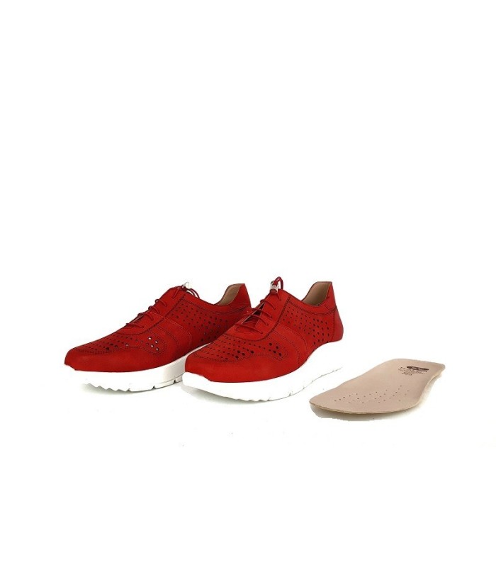 Zapato deportivo, sneaker de mujer con cuña de piel en color rojo fabricado en España por Dlalba con cordones y plantilla de gel